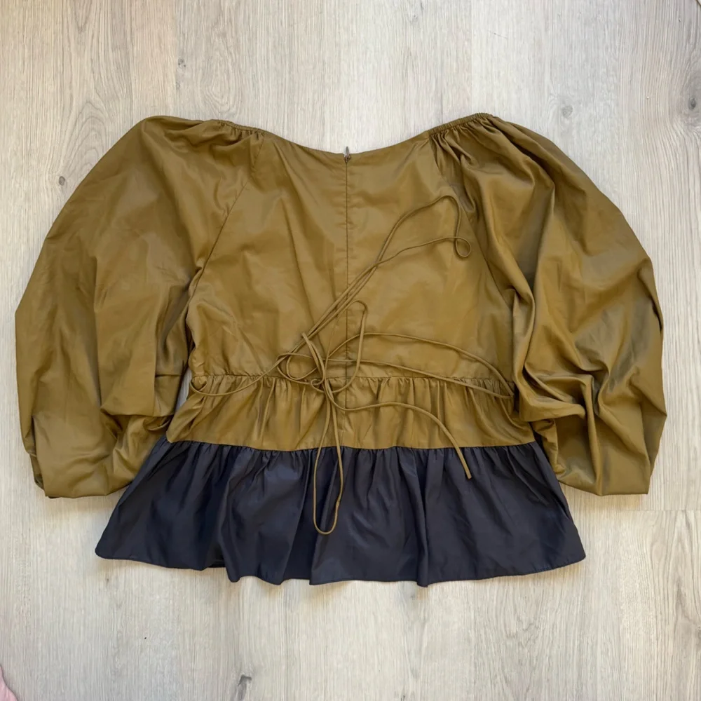 🌸 STAUD Olive and Black Peplum Nylon V Neck Crop Top Blouse size L Large